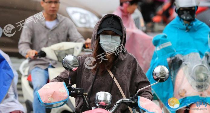 广西南宁一夜入秋 今日上午气温19℃市民穿外套