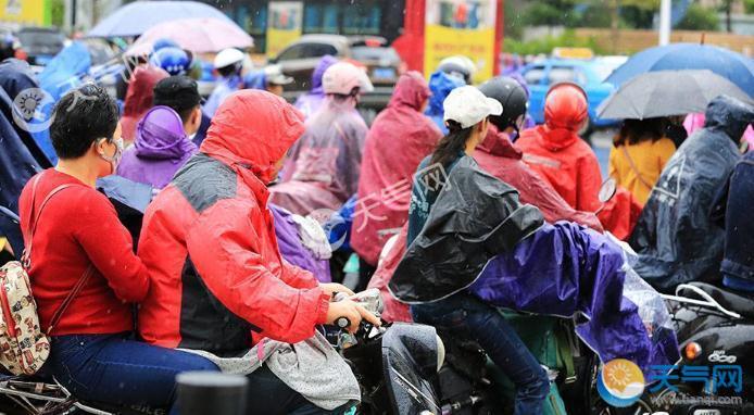 广西南宁一夜入秋 今日上午气温19℃市民穿外套