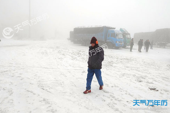 2018大雪纷飞的街头的图片 2018年大雪节气下大雪的图片