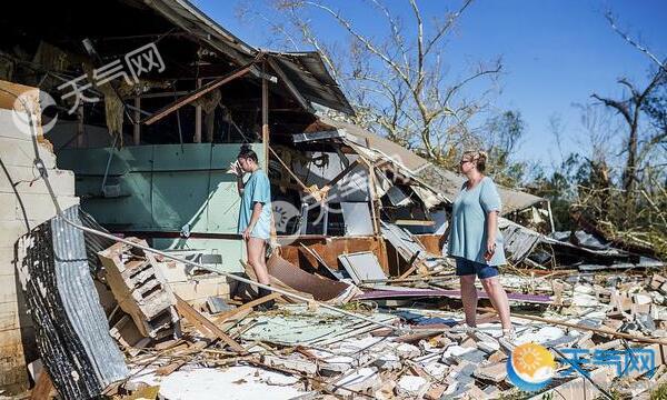 美国飓风死亡人数增至7人 95万户停电房屋变废墟