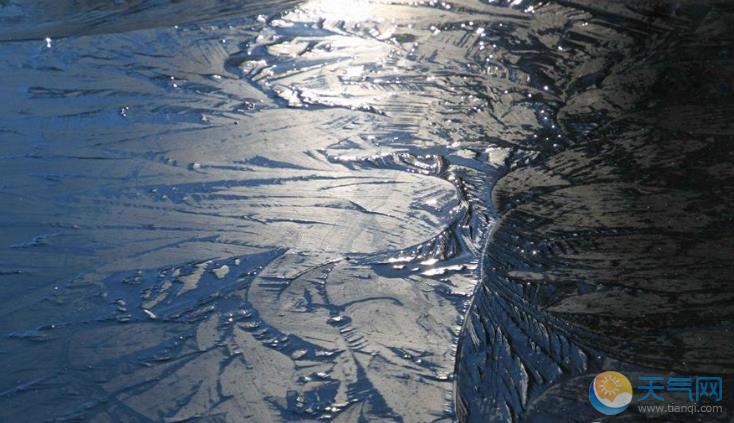 内蒙古根河10月中旬已是深冬 -12℃河流结冰封河冰层2厘米