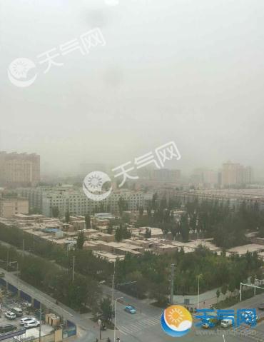 新疆遭强冷空气袭击北疆降10℃ 乌鲁木齐暴雪机场延误
