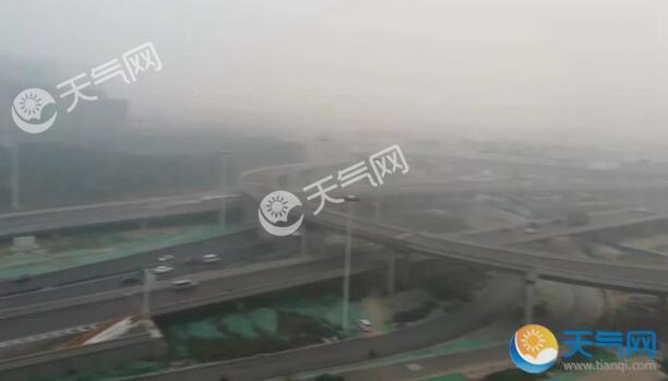 石家庄机场遭遇大雾 导致大面积航班延误