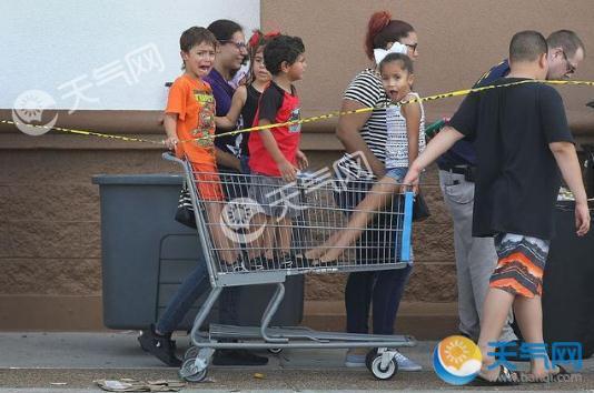 飓风袭击后的美国：超市前排起购物长队