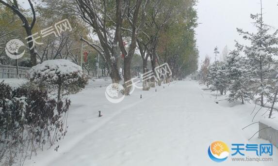 乌鲁木齐发布道路结冰预警 局地积雪达8厘米