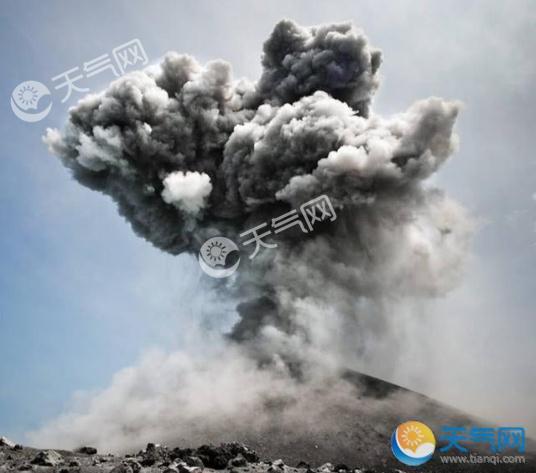 印尼喀拉喀托火山喷发 熔岩变汽车大小炮弹砸进海里