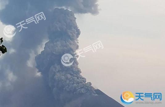 印尼喀拉喀托火山喷发 熔岩变汽车大小炮弹砸进海里