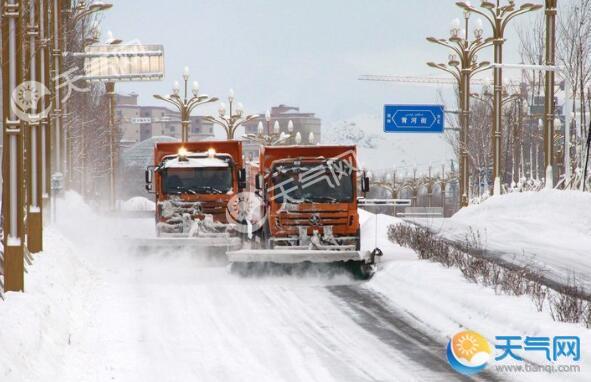冷空气致新疆多地强降雪 列车停运航班延误