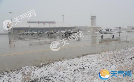 新疆暴雪致机场跑道结冰 航空公司积极除防冰