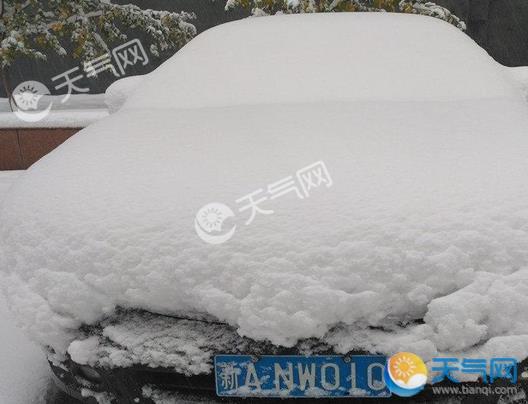 新疆各地暴雪沙尘双袭 部分地区积雪达65厘米