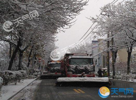 新疆各地暴雪沙尘双袭 部分地区积雪达65厘米