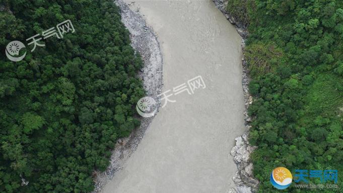 雅鲁藏布江堰塞湖洪水险情解除 水位下降56米航拍图集