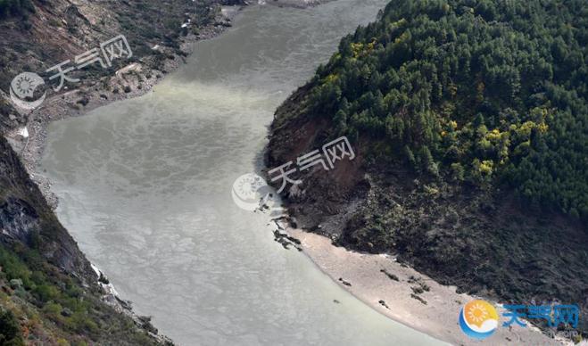 雅鲁藏布江堰塞湖洪水险情解除 水位下降56米航拍图集