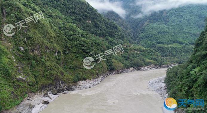 雅鲁藏布江堰塞湖洪水险情解除 水位下降56米航拍图集