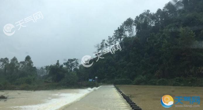 广西荔浦暴雨两天河水猛涨 大桥冲断村民出行成难题