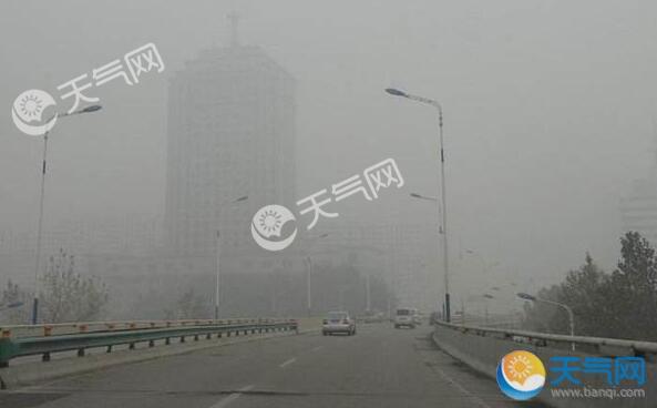 安徽遭遇大雾围城 省内多条高速收费站关闭