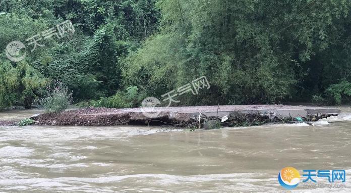广西荔浦暴雨两天河水猛涨 大桥冲断村民出行成难题