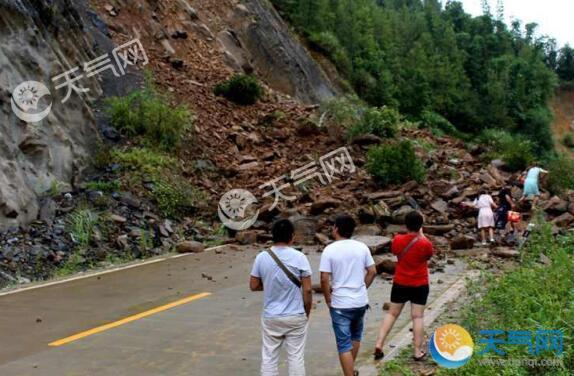 云南境内一路段发生塌方 未造成人员伤亡