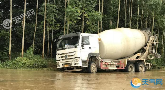 广西荔浦暴雨两天河水猛涨 大桥冲断村民出行成难题