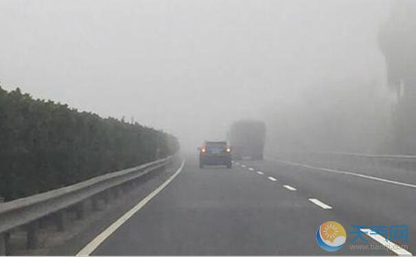 武汉发布大雾橙色预警 境内多条高速暂闭