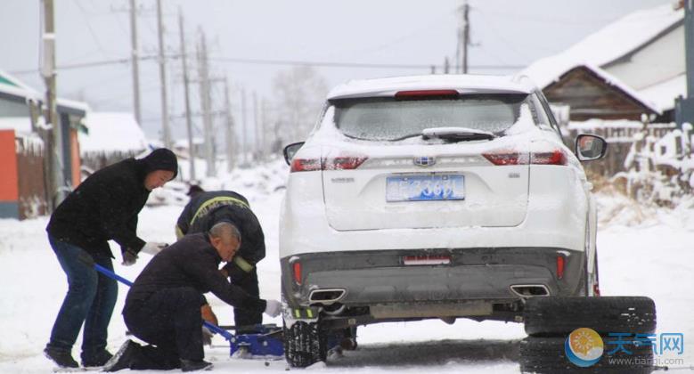 内蒙古根河积雪30厘米 车辆路边排长队换防滑轮胎