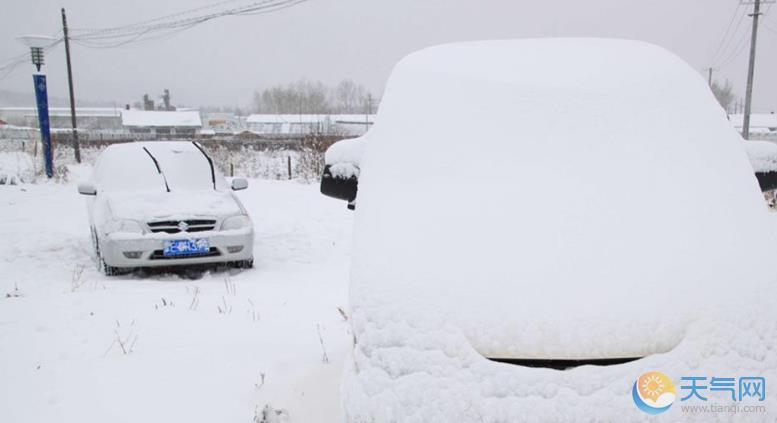 内蒙古根河积雪30厘米 车辆路边排长队换防滑轮胎