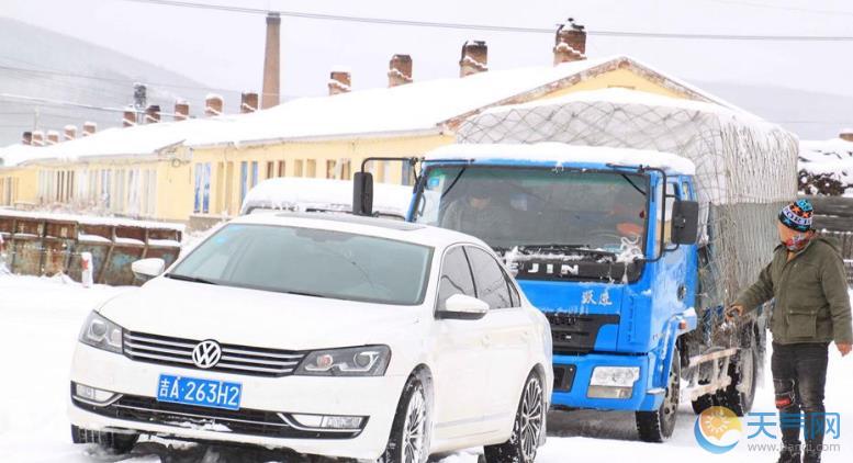 内蒙古根河积雪30厘米 车辆路边排长队换防滑轮胎