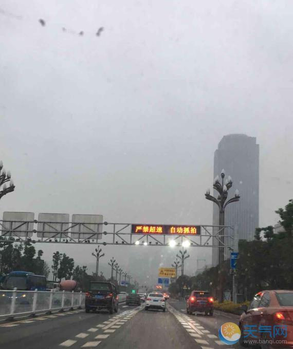 重庆15区县能见度不到100米 大雾致145个航班延误取消
