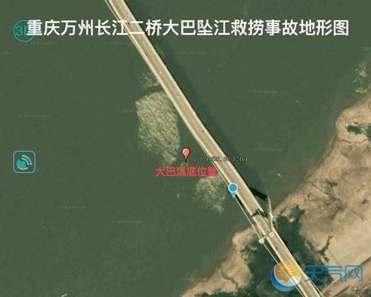 重庆公交坠江打捞现场 位置确认15名潜水员待命