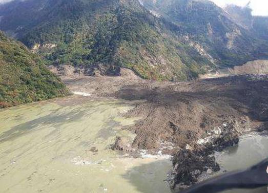 金沙江山体滑坡最新现场消息 水位回落洪峰平稳通过