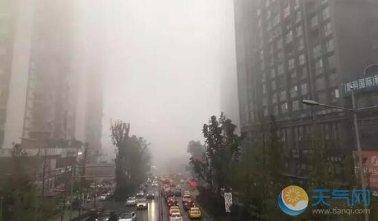 大雾致重庆多条高速暂闭 局地最高气温27℃