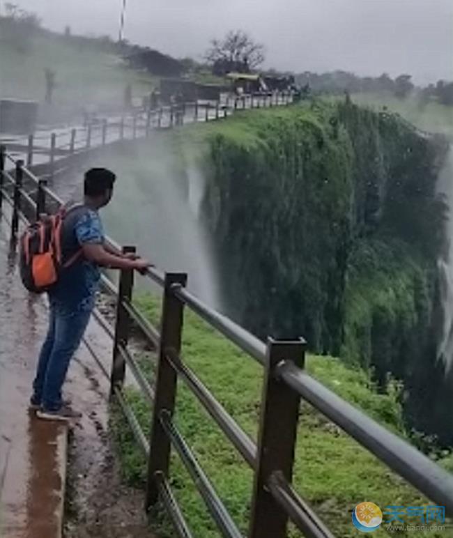 印度现水往高处流奇景：瀑布逆天而行倒流吹上天