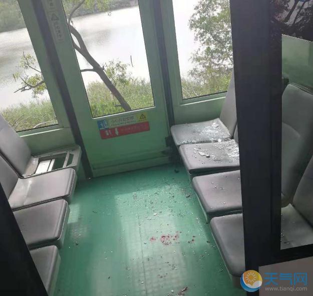 深圳欢乐谷观光列车相撞 玻璃撞碎现场有血迹