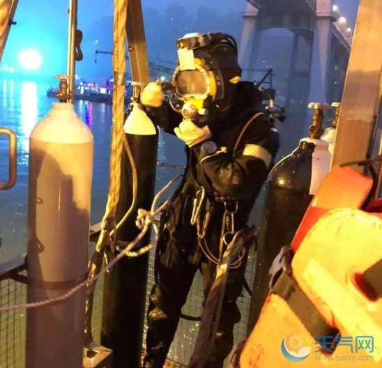 重庆公交打捞现场鸣笛致哀 打捞难度是三峡蓄水以来最大