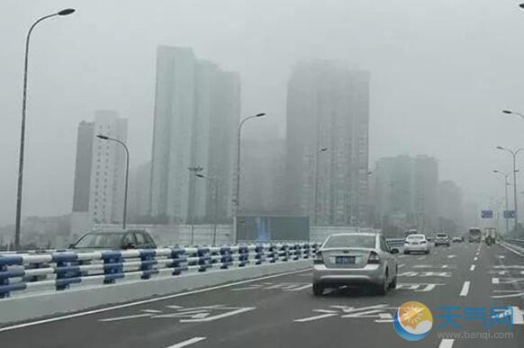 受浓雾影响 渝武高速临时交通管制