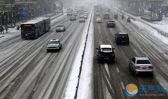 新疆强降雪致道路湿滑 部分高速交通管制