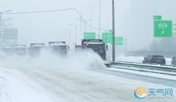 受雨雪天气影响 新疆部分国省干线交通管制