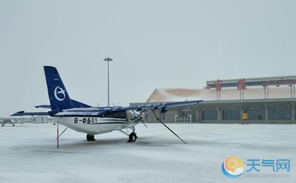 受强降雪影响 新疆富蕴机场暂时关闭