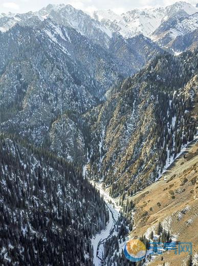 航拍新疆乌鲁木齐南山雪景 生态美景如水墨溪流纵横