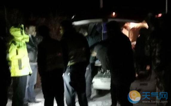 四川道路结冰一拖车掉进河沟 民警紧急救出受困人员
