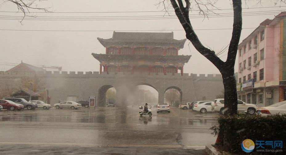 宁夏盐池现入冬首场雪 大雪纷飞古色古香