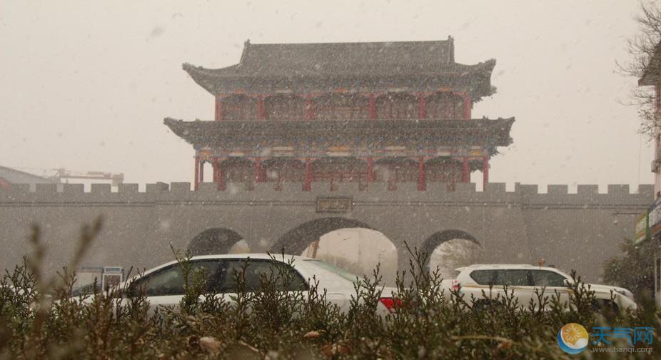 宁夏盐池现入冬首场雪 大雪纷飞古色古香