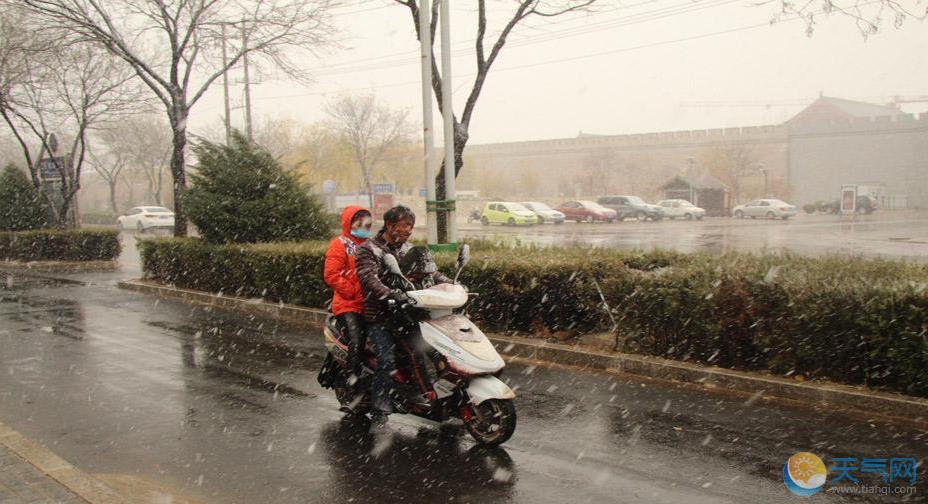 宁夏盐池现入冬首场雪 大雪纷飞古色古香