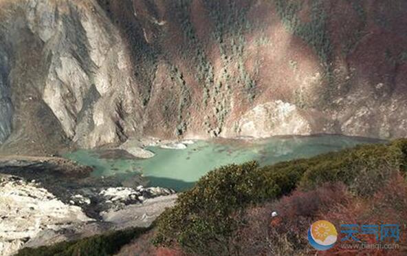 金沙江堰塞湖蓄水超2亿立方米 附近路段已交通管制