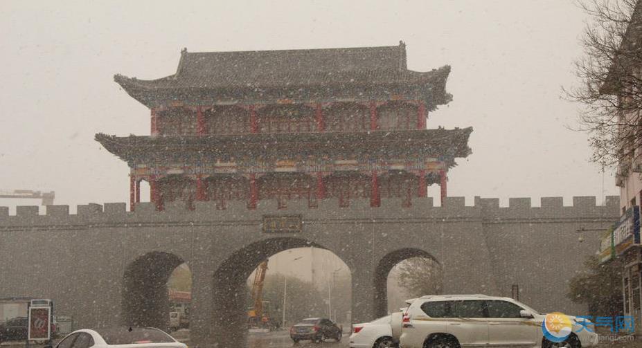 宁夏盐池现入冬首场雪 大雪纷飞古色古香