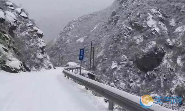 降雪致陕西多条道路结冰 500多辆车辆滞留