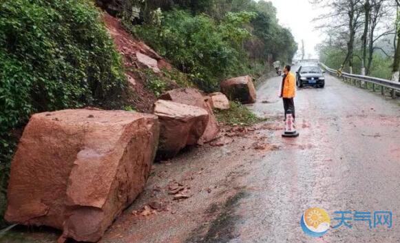 受持续降雨影响 重庆210国道一路段发生塌方