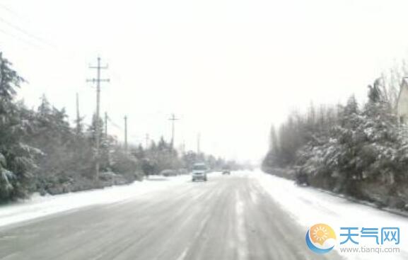 受降雪天气影响 青海格尔木路段交通管制