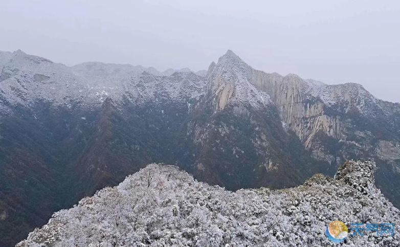 2018年下半年第一场雪！陕西少华山栈道如巨龙盘旋山间
