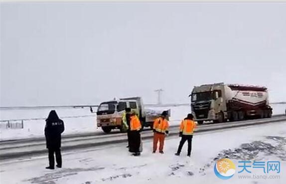 受降雪天气影响 青海格尔木路段交通管制